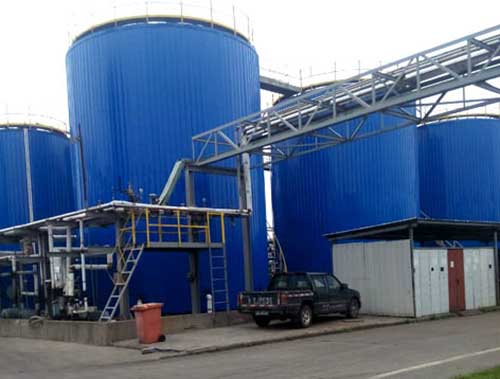 儲罐防腐聚脲噴涂 對噴涂機有什么特別要求?(圖1) 儲罐防腐聚脲噴涂施工現(xiàn)場