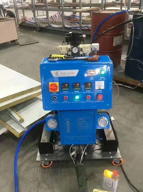 為什么聚氨酯噴涂材料適合外墻保溫?(圖1) 聚氨酯噴涂材料施工設(shè)備